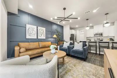 The Mark, B/Cs - Luxurious 2bd/2ba condo 5 min from Downtown Bryan - New Listing