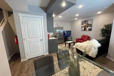 Image de Charming Legal Suite Ensuite Bsmt, Two Beds, Two Baths