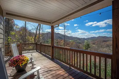 Image de Majestic Mtn & Valley Views, Hot Tub+Fire Pit, Fireplace, Grill, 30 mins to Avl!