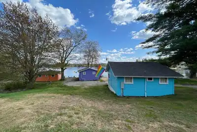 Image de Lakefront Blue Cottage