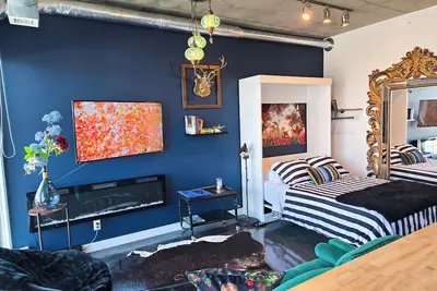 Image de Boutique Downtown Studio – Walkable, Serene Stay with City Views & Fireplace