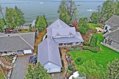 Image de Lakefront Cottage to Lake Simcoe with Hot Tub, Sauna, Bbq Stove, Patio, Dock.