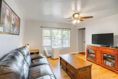 Image de 1 Mi to Red Rock Canyon: Old Downtown Loft