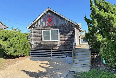 Image de Beach Angel: Pet Friendly, Semi-Oceanfront Beach Cottage in Nags Head