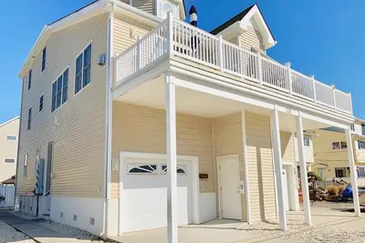 Image de Pet Friendly 5 Bedroom Home with elevator within walking distance to downtown Sea Isle City