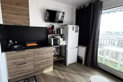 Image de Studio cabine à 50 m de la plage et commerces, wifi, climatisation