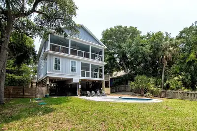 Image de Off The Grid-Custom Showplace w/ Private Pool;Multiple Decks;3 Minute Walk to Beach