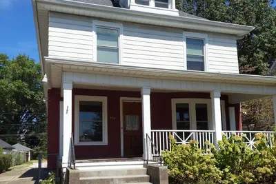 Image de Charming historical 4 bd & 3 full ba home in Terre Haute with WiFi, Ac & parking