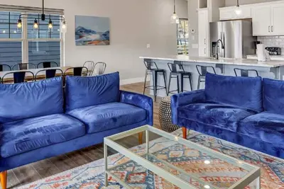 Image de Modern Decor-Arcades-Air Hockey-Cmty Pools-Table Rock Lake Views-Free Tickets-Pvt Hot Tub