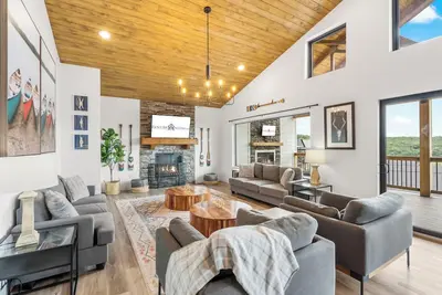 Image de Table Rock Lake Retreat with Air Hockey, Private Hot Tub, Pools & Free Attraction Tickets