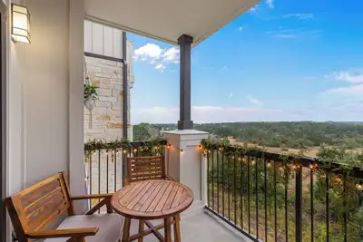 Image de Balcony Hills View Apt w/ Free Parking + Theater