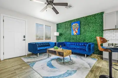 Image de Eclectic Haven: A Unique Retreat with WiFi, Ac, BBall Court, in lovely Tempe