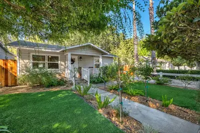 Image de Oaks Retro Cottage, Jacuzzi, Bistro Patio, Walk to Everything!
