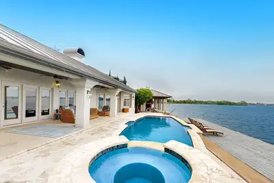 Image de Luxe lakefront retreat with private pool, spa, lakeside terrace, gourmet kitchen