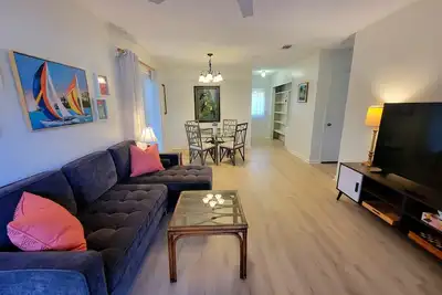 Image de Vibrant Airport 2bdr Central Pensacola Getaway