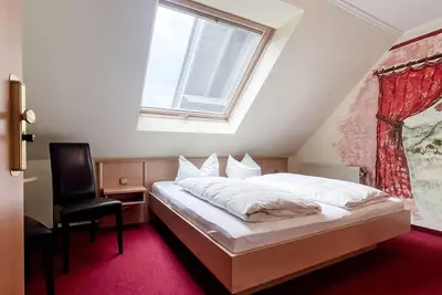 Image de Comfortable and versatile room -perfect for relaxation, work and exchange