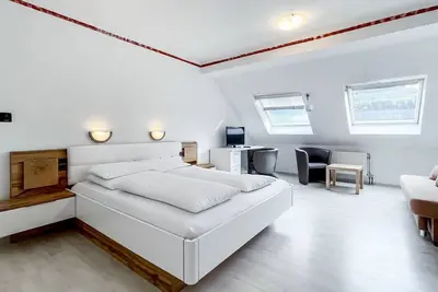 Image de Comfortable and versatile room -perfect for relaxation, work and exchange