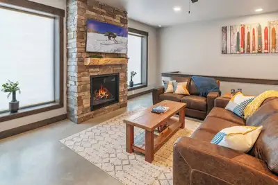 Image de New Schweitzer Pet Friendly Townhome w/Hot Tub