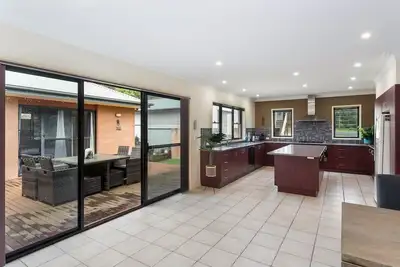 Image de Stunning spacious home 5 minutes walk to beach, full kitchen, games room