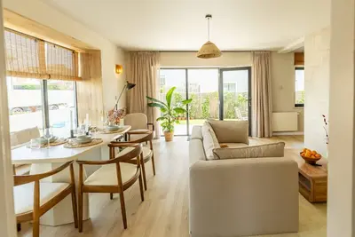 Image de Huswell - Modern Apartment with Garden, Near Beach