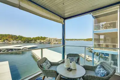 Image de 'Sunshine Shack' Lake Ozark Condo: Pool, Lake View
