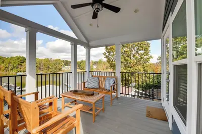 Image de Lake Norman Home w/ Pool Access & Water Views!