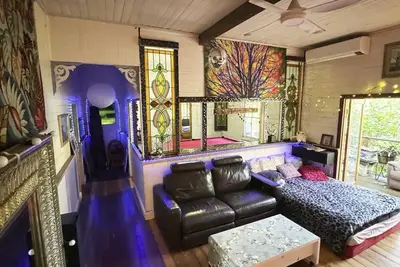Image de Beautiful old house by the river with balcony, massive yard, minutes to Cbd