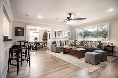Image de Helena Haven: 4br\/3ba, Near Top Golf & Kyle Field