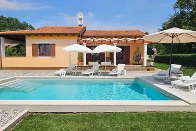 Image de Relaxing Istrian Home with Pool, Garden, Barbecue – Family & Pet-Friendly