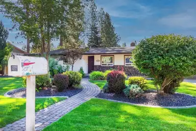 Image de Charming 3 Bed, 2 and a half Bath Family Oasis - Pool, Bbq, Fire Pit