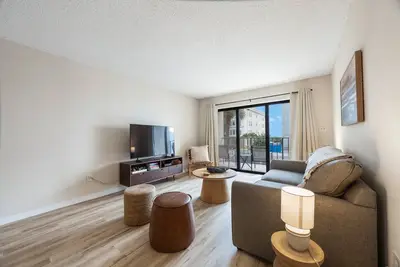 Image de One Bedroom 1 1/2 Bath Madeira Place #211