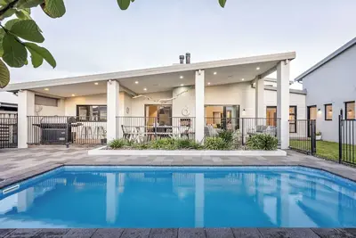 Image de Stylish And Sophisticated Two Storey Retreat With Sparkling Pool