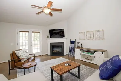 Image de Mulligan Manor - Pinehurst Home With Movie Room, Pool Table, Deck, and More!
