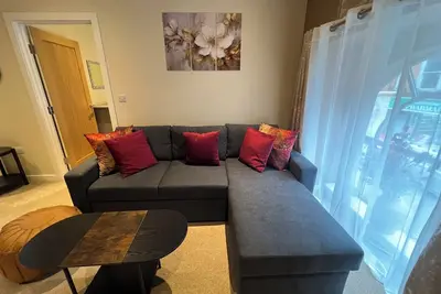 Image de Glastonbury Gem, 2 Bedroom Apt, Overlooking High Street, Sleeps Up To 5