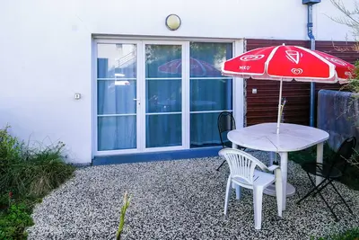 Image de à 5 mn de la plage, T2 de plein pied, avec terrasse et jardin.