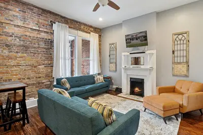 Image de Light-Filled Modern Home w/ Parking Close to Forsyth by Lucky Savannah