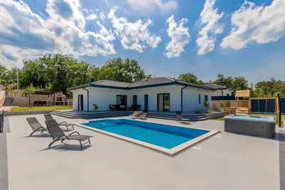 Image de New! Villa Dalmatia with Sauna, Hot tub, Heated pool<br> 3 en-suite bedrooms, playground, Table tennis, PlayStation 5, Playhouse with slide and swing