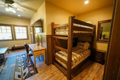 Image de Charming 2-bedroom hotel suites in wonderful West Glacier with WiFi, Ac