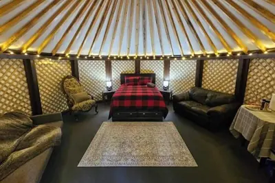 Image de Nature Nook Yurt - Blue Door