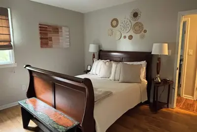 Image de Riverside Retreat ~ One Story ~ 3bd/2ba ~ Steps to the River & Main St