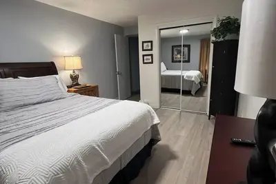 Image de River Living - One Story - 2 bd/2ba - On the River - 2Blks to Main St - Views