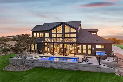 Image de Whiskey Rock 5 bed/4. 5 bath w pool/ hot tub and game garage