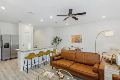 Image de New Home near Uwf & Pns Beach!