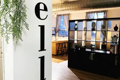 Image de Chic 2-bedroom condo with WiFi, Ac Close to Rogers Place in Edmonton