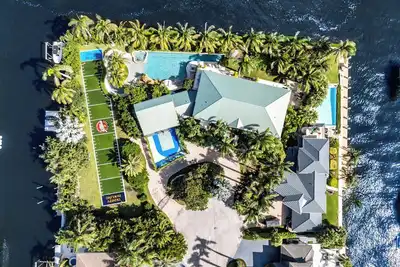 Image de Spacious Gated Estate In Charming Delray Beach