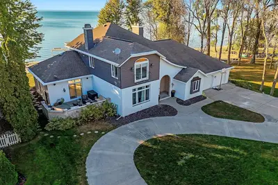Image de Lake Property Available for the Nfl Draft!
