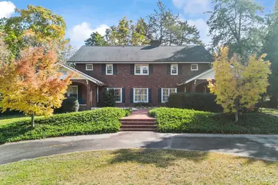 Image de Spacious Historic Manor with Chef's Kitchen • Horse-Friendly