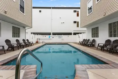 Image de 1 Block To Beach & Boards! Pool! Grills! Balcony! Sleeps 10!