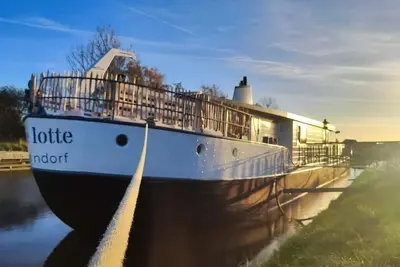 Image de Houseboat with hot tub, sauna, wood-burning stove, air conditioning, lounge, sun deck and garden with dinghy directly behind the dike in Otterndorf