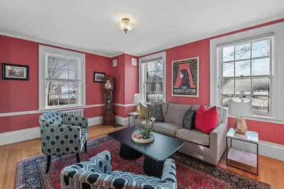 Image de New Spacious 1br on Salem Common l Steps to Downtown l Fenced in Yard + Parking